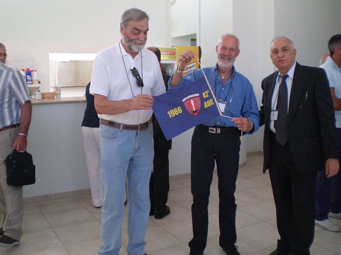 1° raduno Ascoli Piceno dal 9 al 10 settembre 2011 -  foto...071 - ecco il nostro Gagliardetto